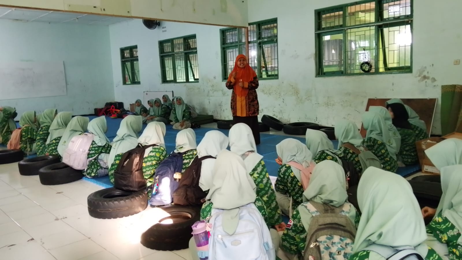 Kepala MTsN 9 Bantul Isi Kegiatan Adabul Mar’ah bagi Murid Perempuan